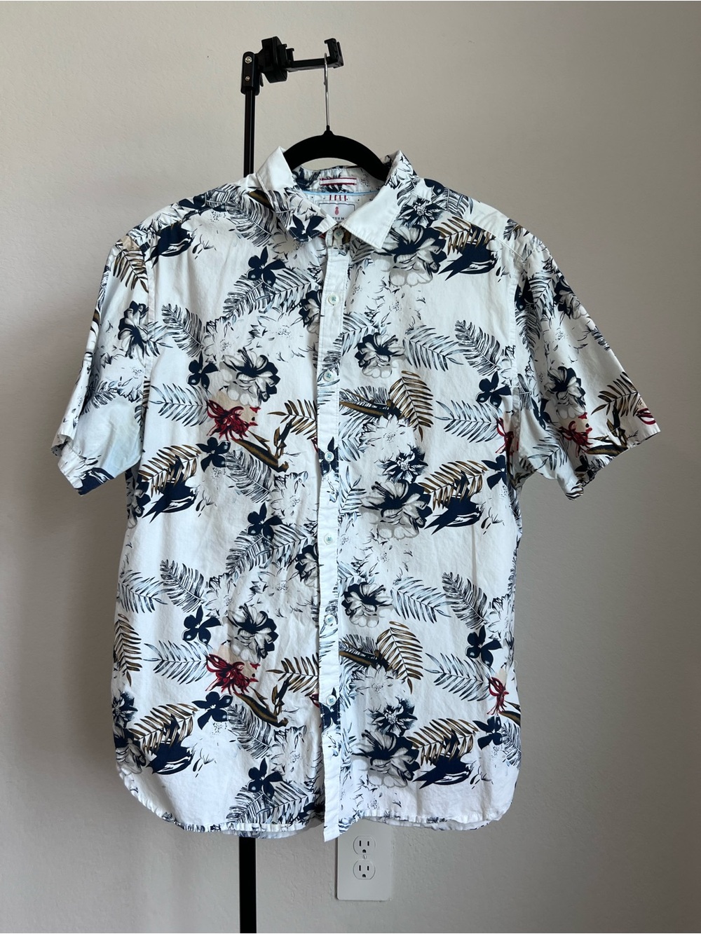 Men's XL slim fit casual cotton white floral short sleeve button up - Cactus Man
